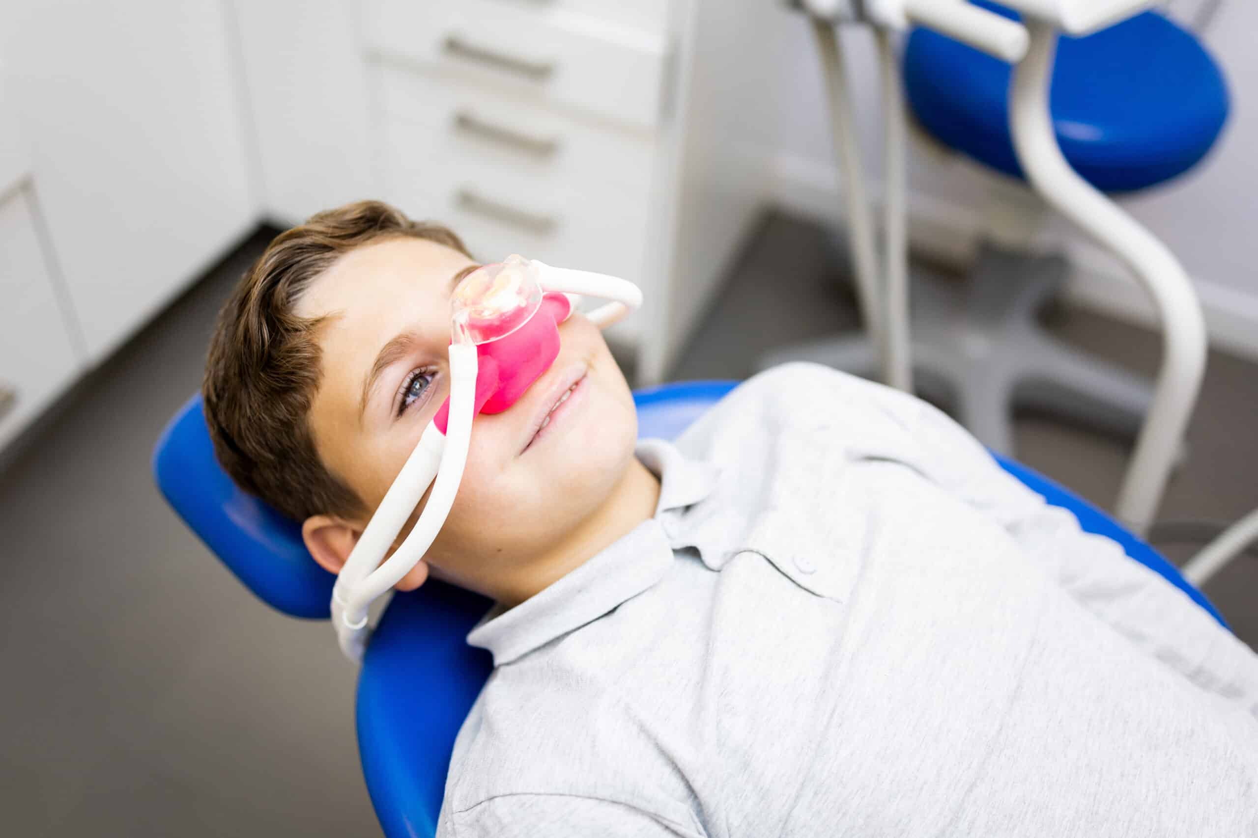 Junge mit Nasenmaske für die Lachgassedierung bei Zahnarzt